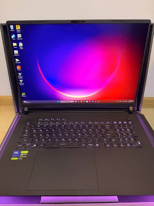 Ноутбук Asus ROG Strix Scar G18 с игровой мышью