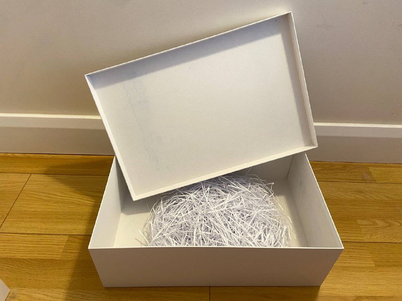 Подарочные квадратные коробки из плотного картона 3