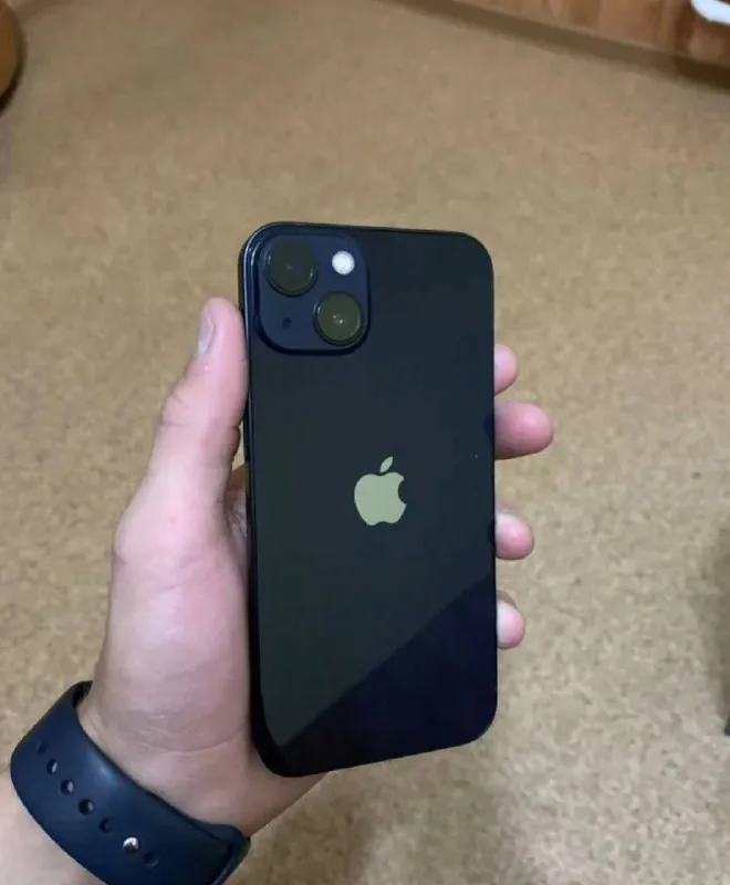 iPhone 13 256GB с чехлом 1