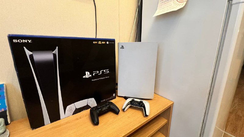 PS5 Digital версия с 2 геймпадами и играми