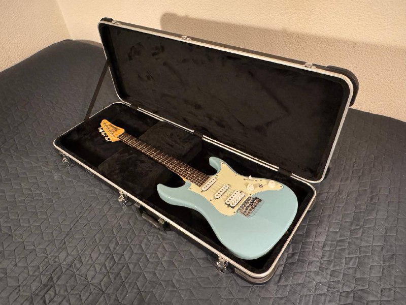 Гитара Ibanez AZES-40, жесткий кейс Stagg, процессор эффектов NUX MG 100 4