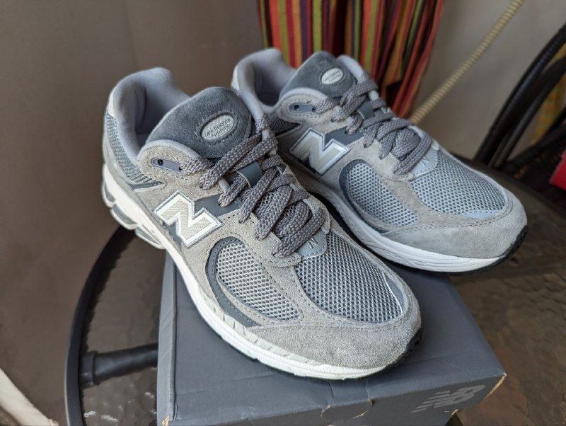 Женские кроссовки New Balance 2002