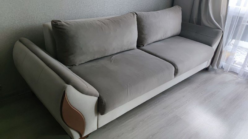 Два дивана, уличные стулья