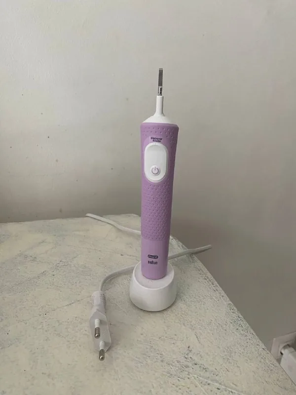 Электрическая зубная щетка Oral-B 1