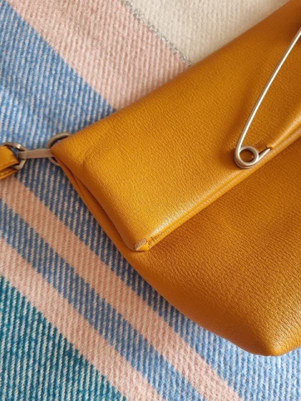 Черная сумка с металлическими элементами, Желто-рыжая сумка с булавкой 8