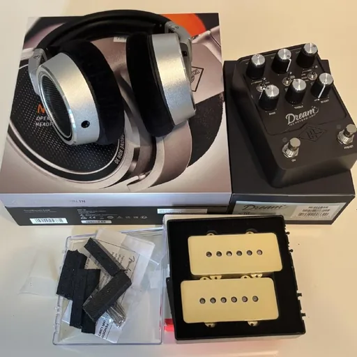 Neumann NDH 30 headphones, Universal Audio UAFX Dream ’65 amp, Fender Jazzmaster pickups