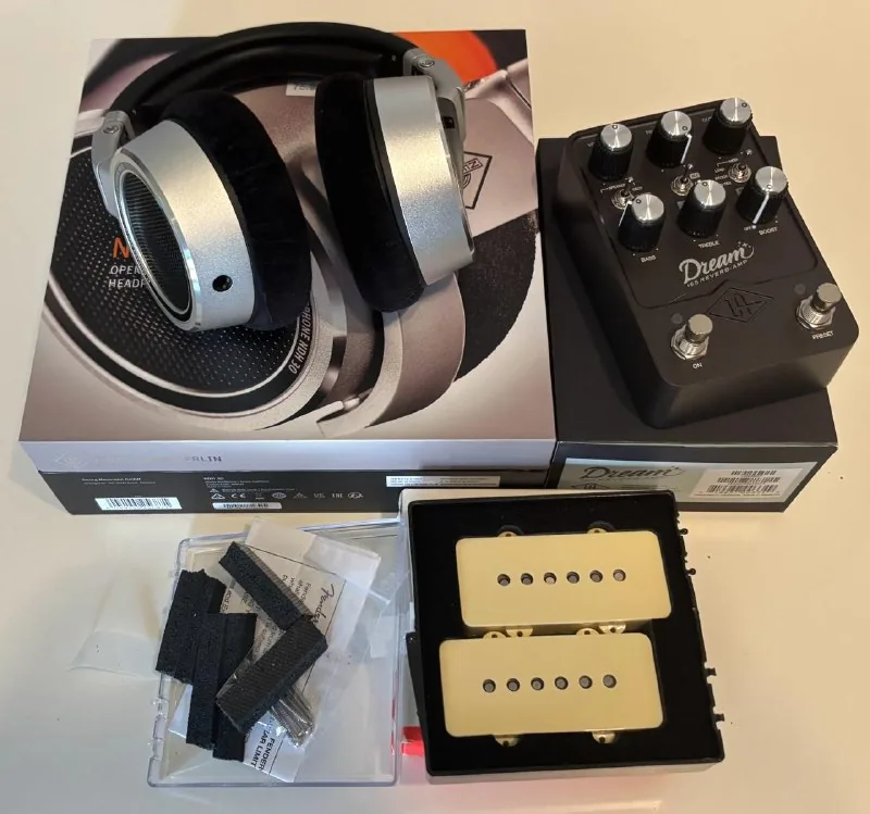 Neumann NDH 30 headphones, Universal Audio UAFX Dream ’65 amp, Fender Jazzmaster pickups
