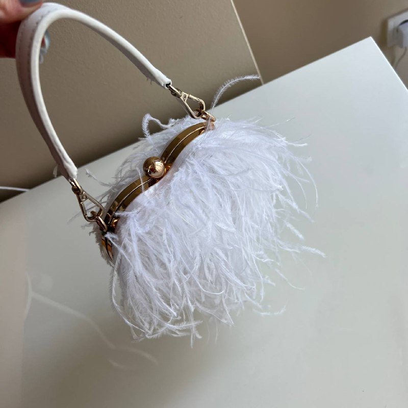 Женская сумка белая с перьями 2