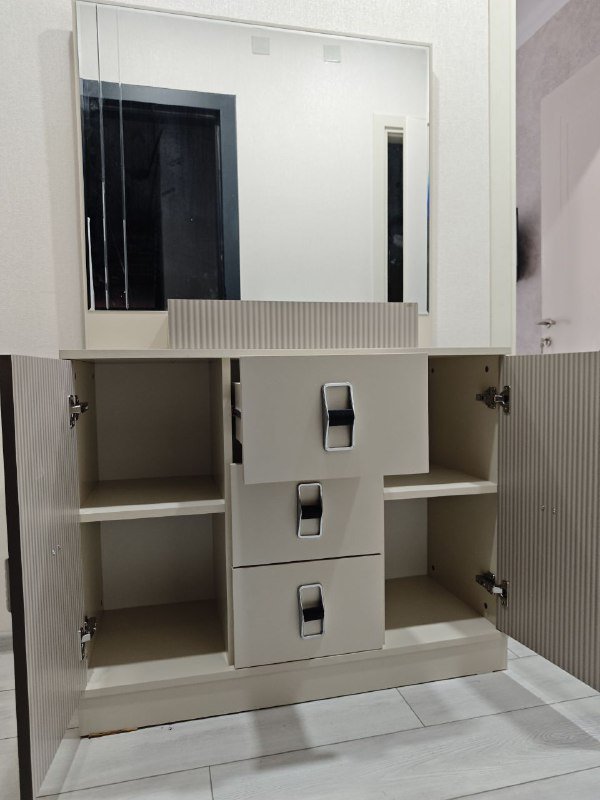 Комод с зеркалом