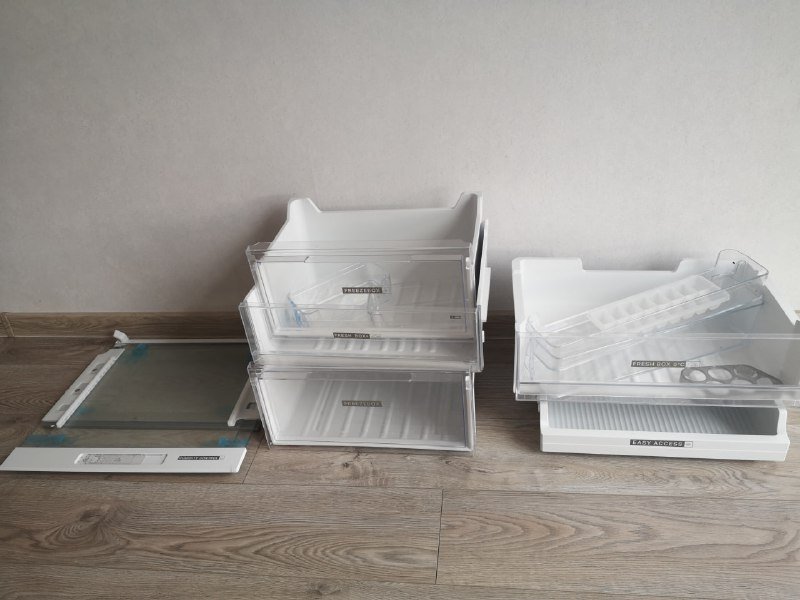 Стеклянные полки и пластиковые ящики от холодильника Whirlpool