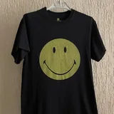 Спортивный топ Skims, юбка Skims, футболка Champion, футболка Smiley, джинсовая куртка, платье Cos 5