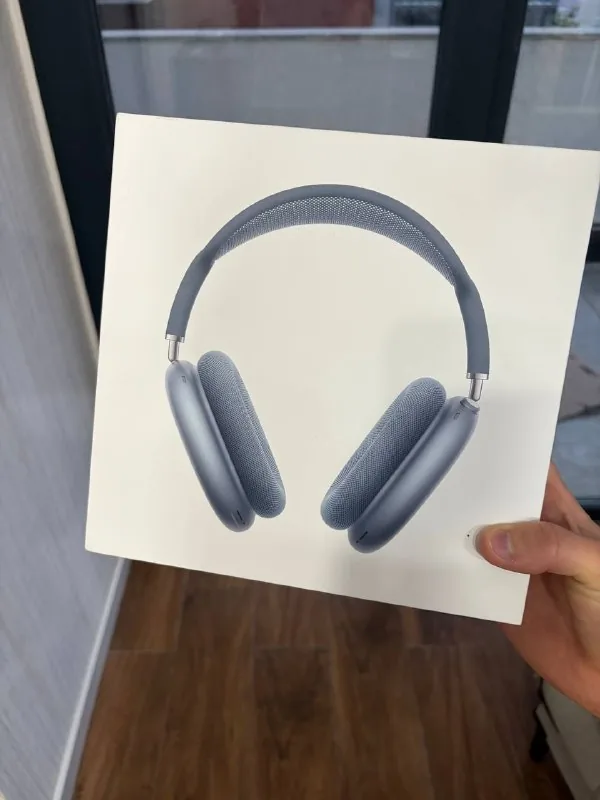 Коробка MacBook Air M5, AirPods Max 1