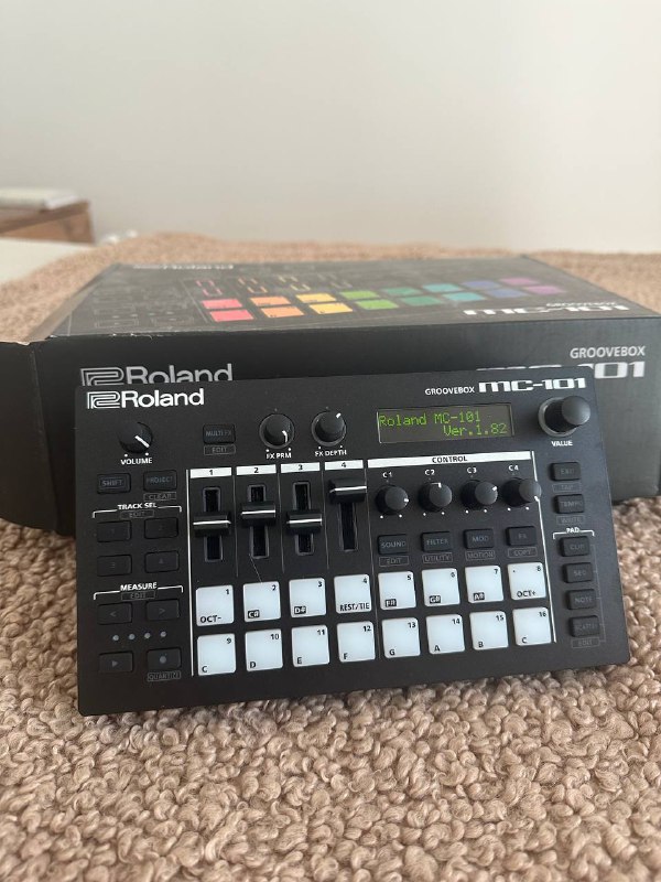 Roland MC-101 мини-грувбокс