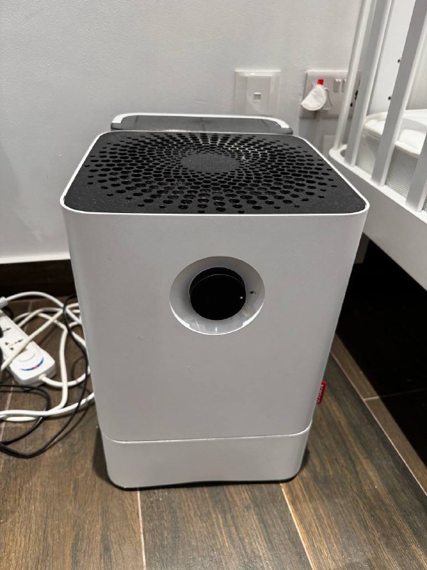 Игровой стол, офисный стул, мойка воздуха Boneco w300