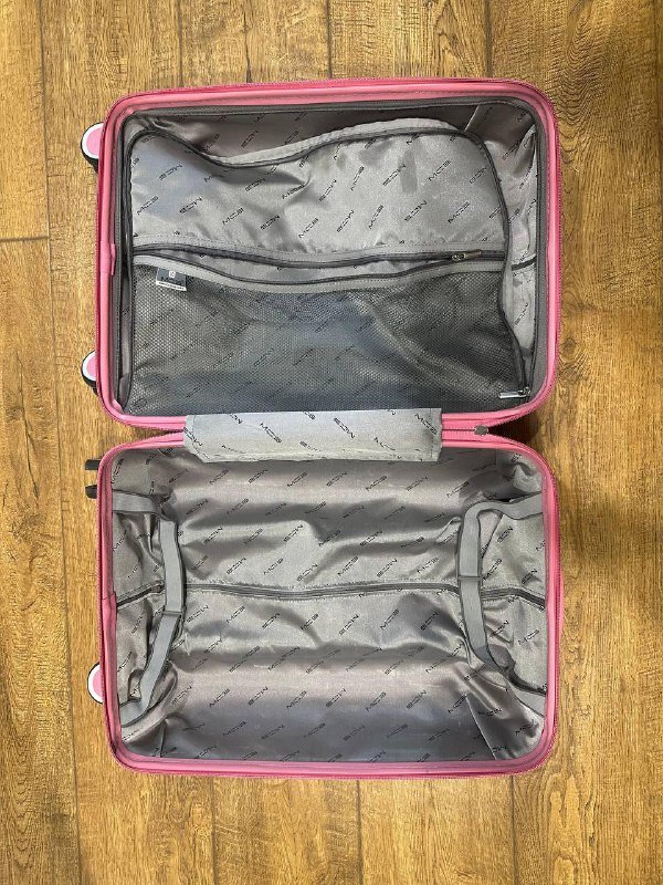 Чемодан розовый