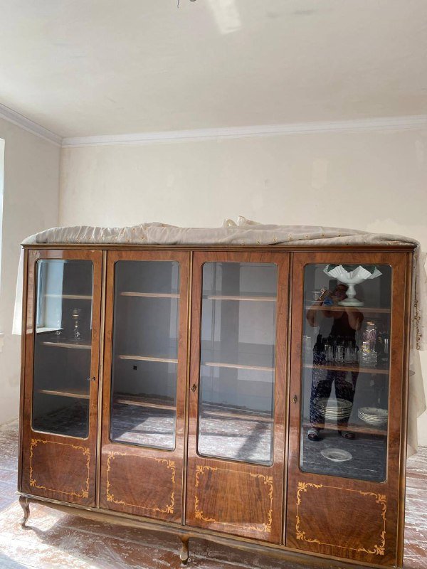 Антикварный шкаф в классическом стиле 3