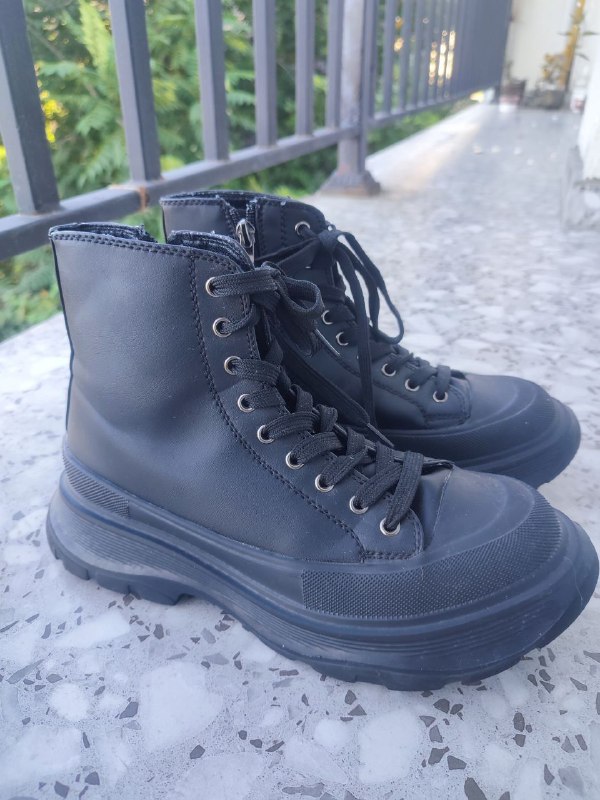 кроптоп хаки, черные ботинки 39 размер, теплая куртка XS, джинсовка M 2