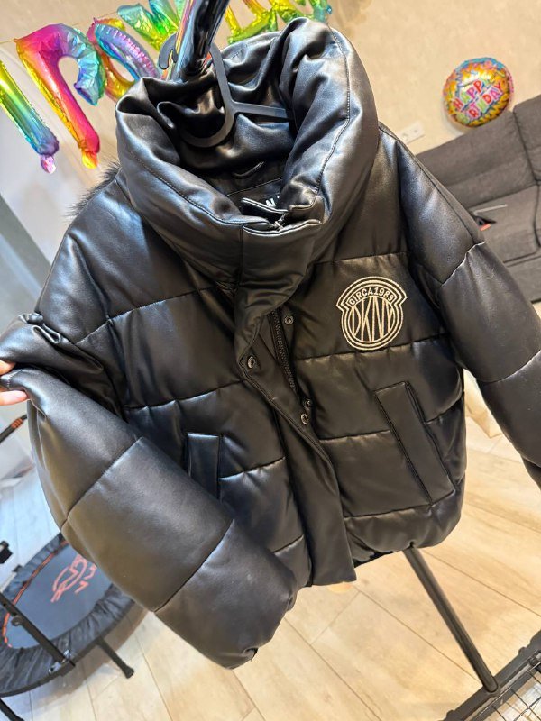 Бомбер Armani Exchange, пуховик dkny, жилеты Calvin Klein и H&M 4