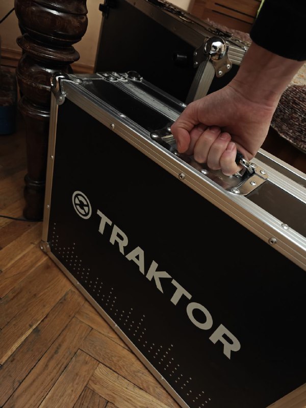 DJ контроллер Native Instruments Traktor S4 mkII 3