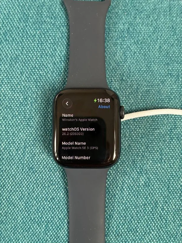 Apple Watch SE 3 44mm GPS, проводные наушники Apple