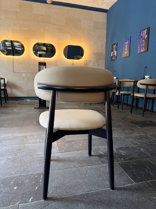 Стулья, большие столы, маленькие столы