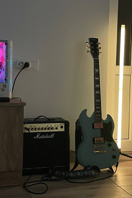 Усилитель Marshall, гитара Harley Benton