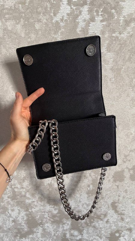 Черная сумка с цепочкой