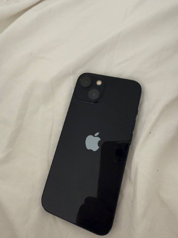 iPhone 13 128 GB в хорошем состоянии с чехлом и зарядкой