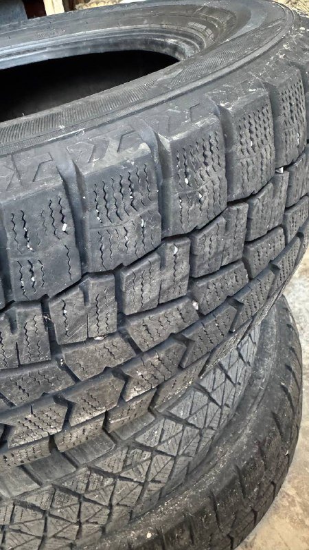 Комплект зимних шин 225/60/R17 Bridgestone и Dunlop 3