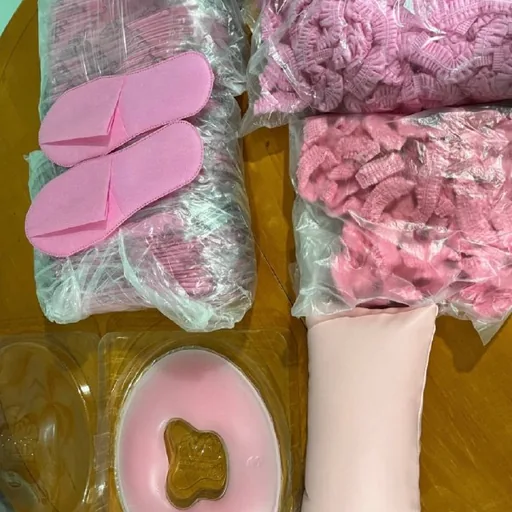 Массажный стол, масла, медицинские шапочки, одноразовые тапочки