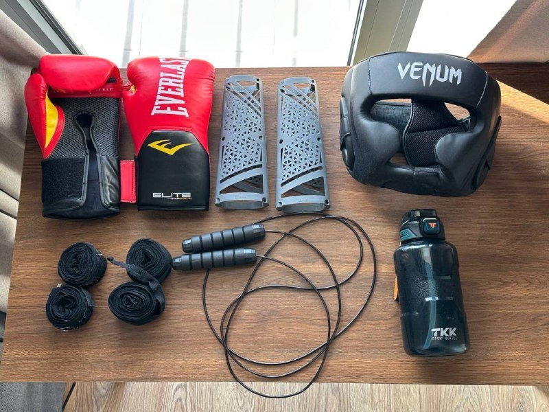 Перчатки Everlast, шлем, вкладыши, скакалка, бутылка, кимоно 5