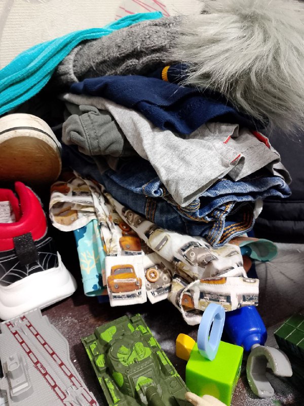 Одежда на мальчика, кроссовки, куртка, игрушки 3-4 года 2