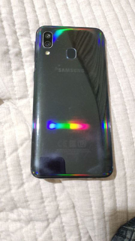 Samsung A40, iPhone 8 с чехлом 2