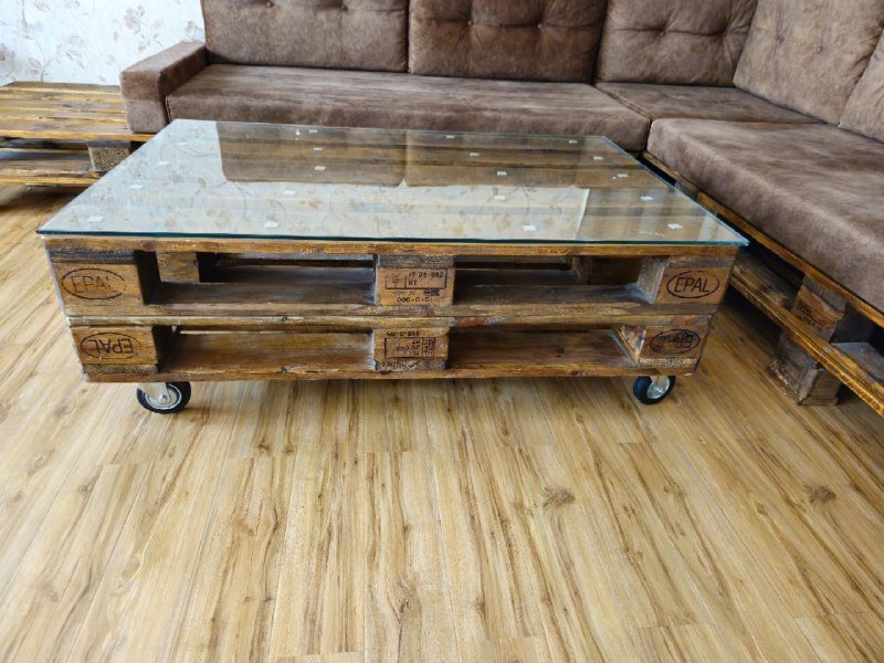 Угловой диван на палетах, журнальный столик на колесах 5