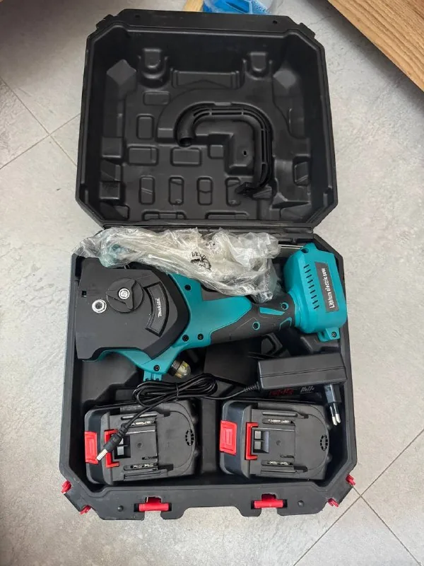 Аккумуляторная мини пила Makita 1