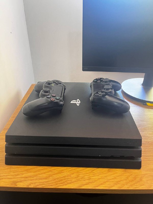 PlayStation 4 Pro 1TB с двумя джойстиками и играми 1
