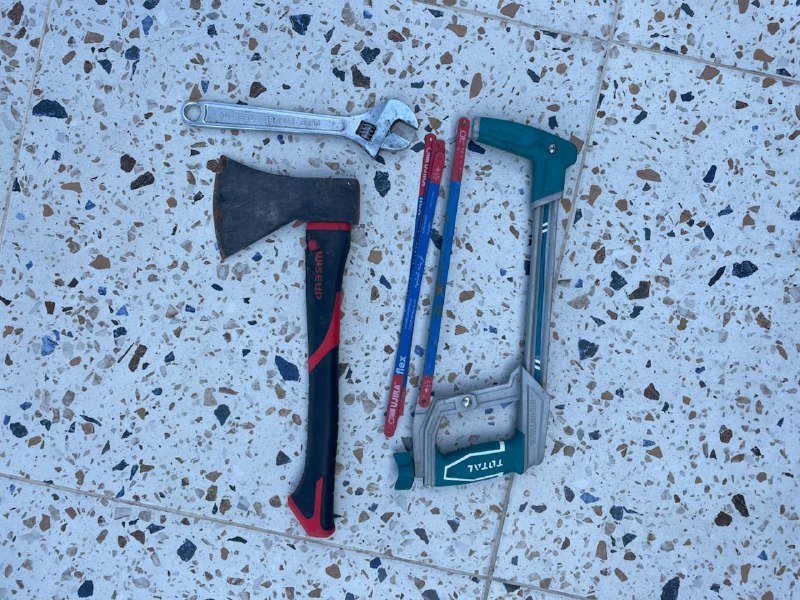 Топор, гаечный ключ, ножовка по металлу с доп. лезвиями