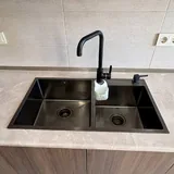 Кухня с холодильником и плитой 3