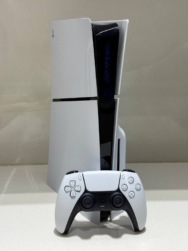 PlayStation 5 slim disc, два джойстика, 4 игры, аккаунт EA play 2