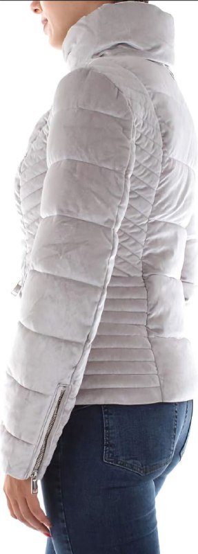 женская велюровая куртка Guess серебристо серая 8