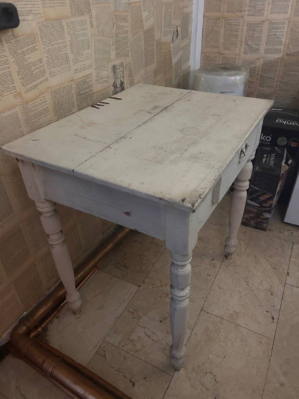 Стол с выдвижной полкой