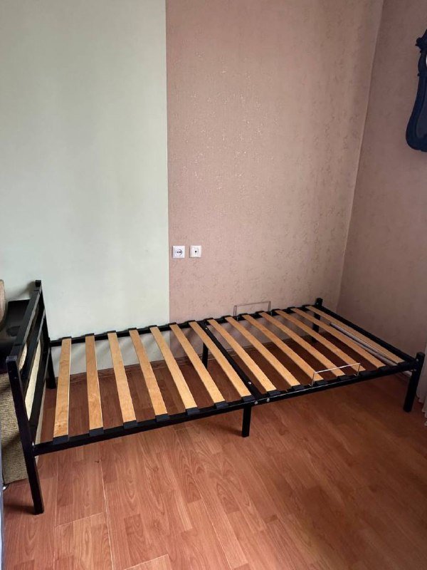Односпальная кровать с матрасом