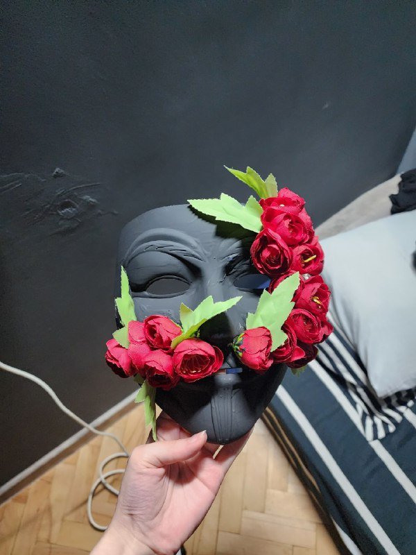 Маска с красными цветами