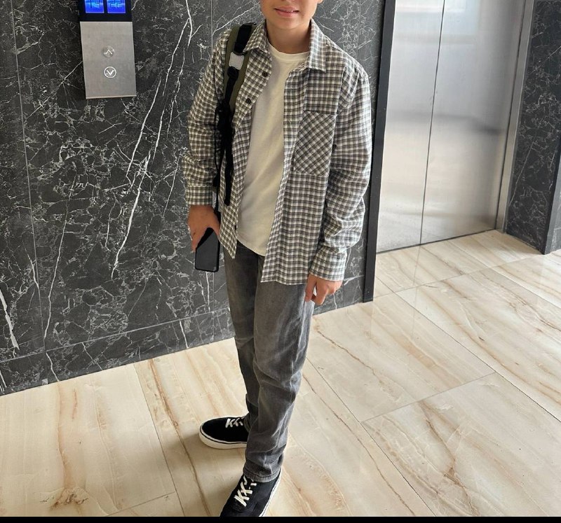 Рубашка Zara, джинсы Zara, спортивный костюм Toni Wanhill, футболки поло Wanex и Zara, бежевые джинсы