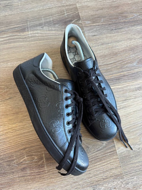Рюкзак Eastpak, сумка Бумбокс, кроссовки Gucci Ace Black, кепки Ed Hardy, винтажный мессенджер Kipling, кеды Converse Shark, клатч Porsche, бананка Adidas 3