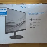 Стул Genesis ASTAT 200, стол, мониторы Samsung и Philips 8