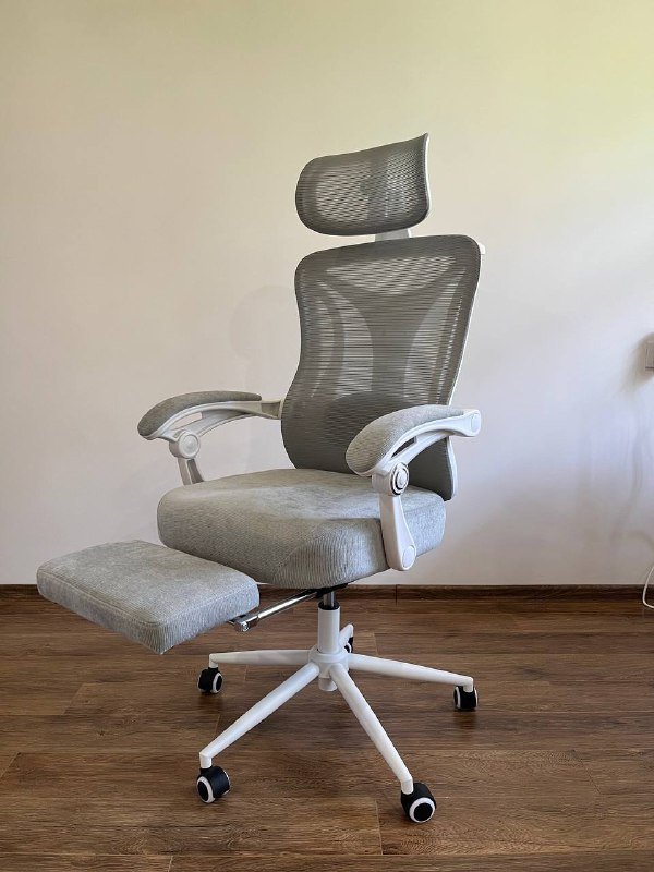 Игровой стол и эргономичное кресло