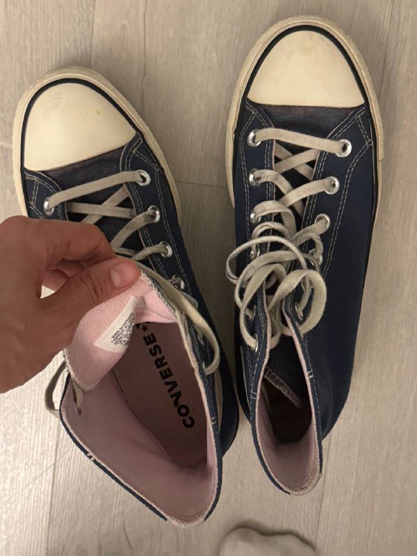 Сумка Guess, куртка-ветровка, кеды Converse, кроссовки Adidas Samba 10