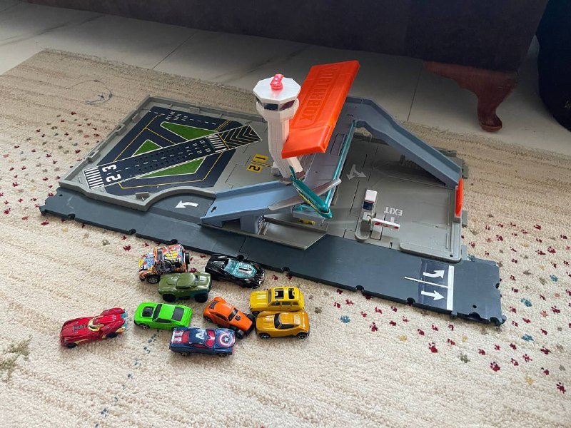 Аэропорт с машинками и самолетом со звуком