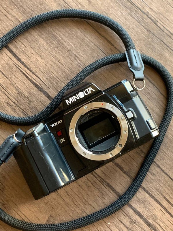 Пленочный фотоаппарат Minolta 7000AF с объективом и вспышкой, Цифровой фотоаппарат Panasonic LUMIX DMC-G2 с объективами и аксессуарами